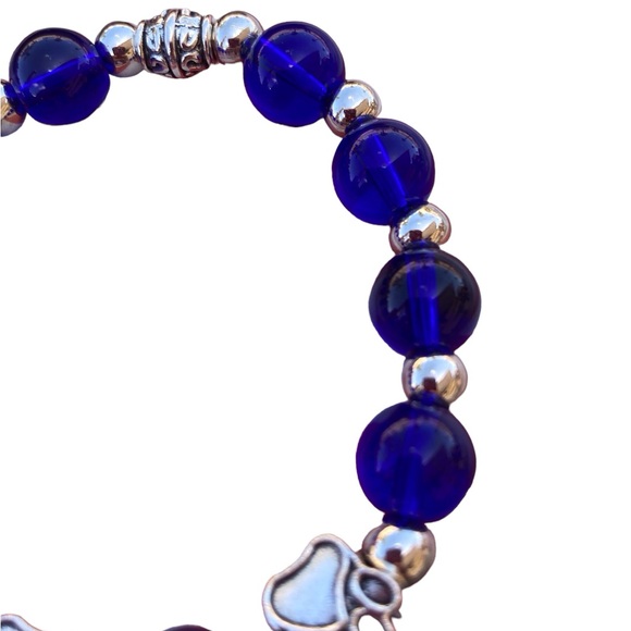 Bead bracelet with Paw Print blue translucent bead Silvertone stretch - Picture 6 of 9